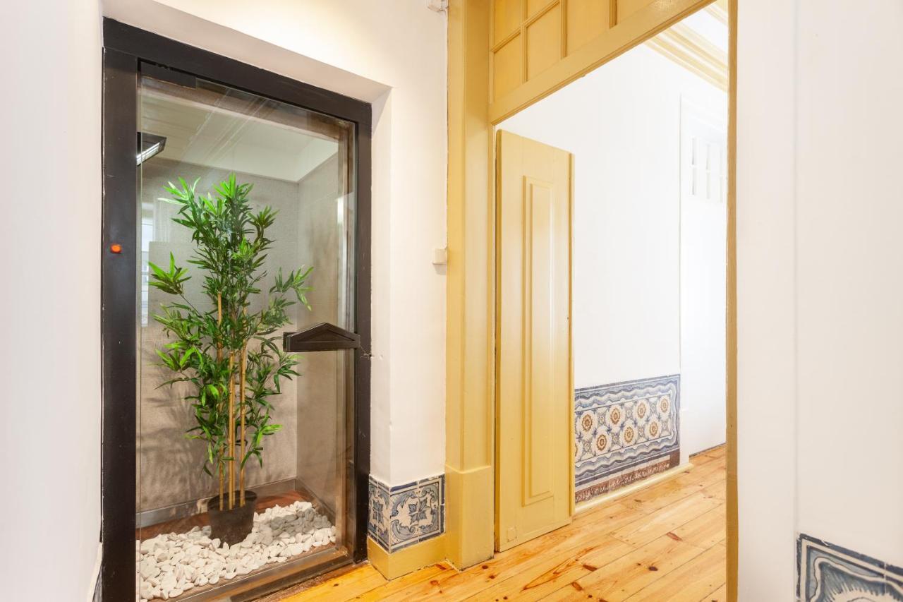 Yellow Tiles In Center Appartement