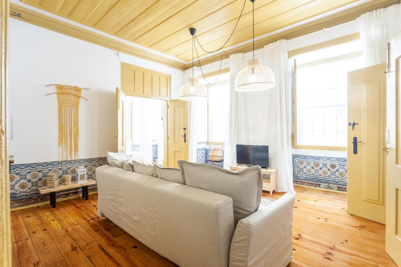 Yellow Tiles In Center Appartement