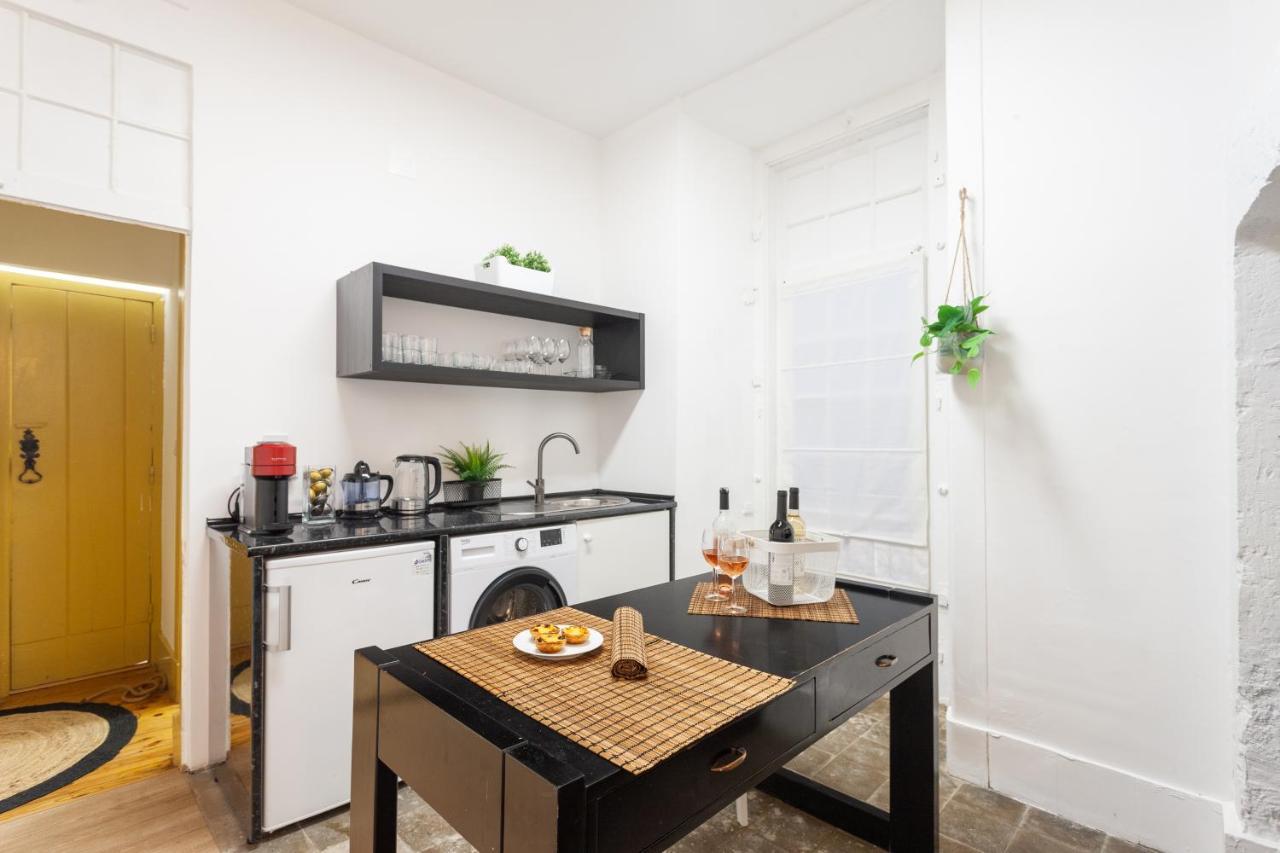 Yellow Tiles In Center Appartement *