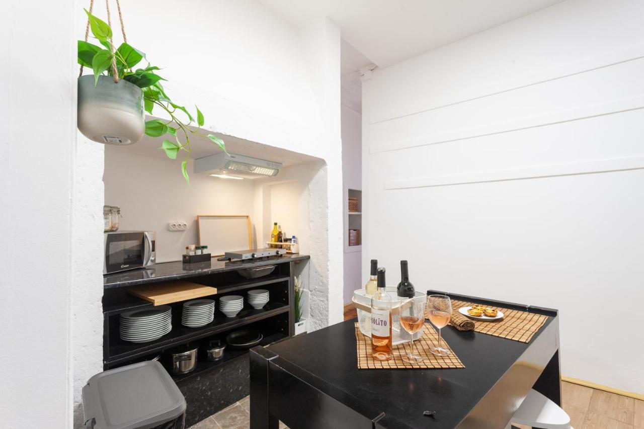 Yellow Tiles In Center Appartement