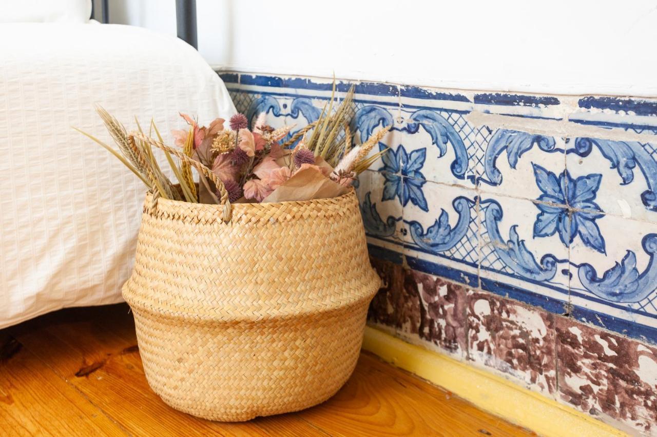Yellow Tiles In City Center Apartment *